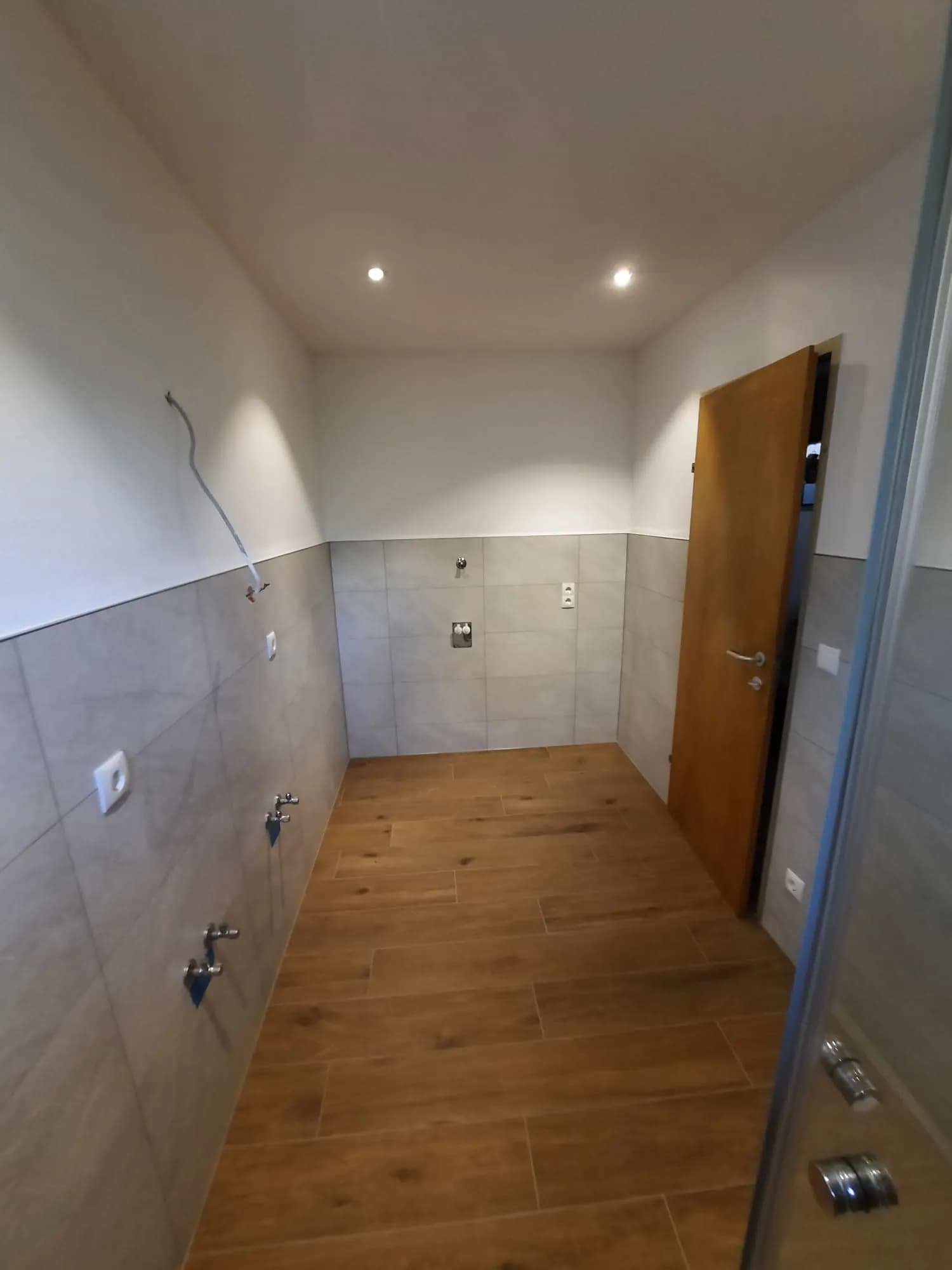 Modernes Badezimmer mit eleganter Duschkabine und hochwertigen Keramikfliesen 2