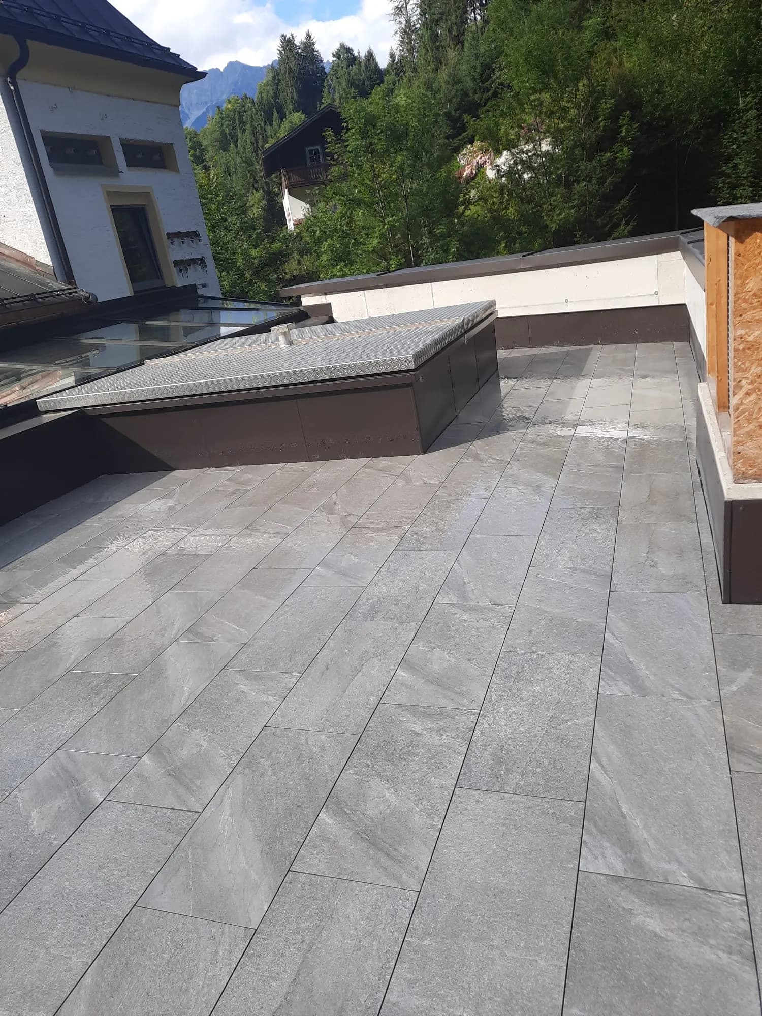 Exklusive Dachterrasse mit stilvollen Grau-Schieferfliesen und Panoramablick 2