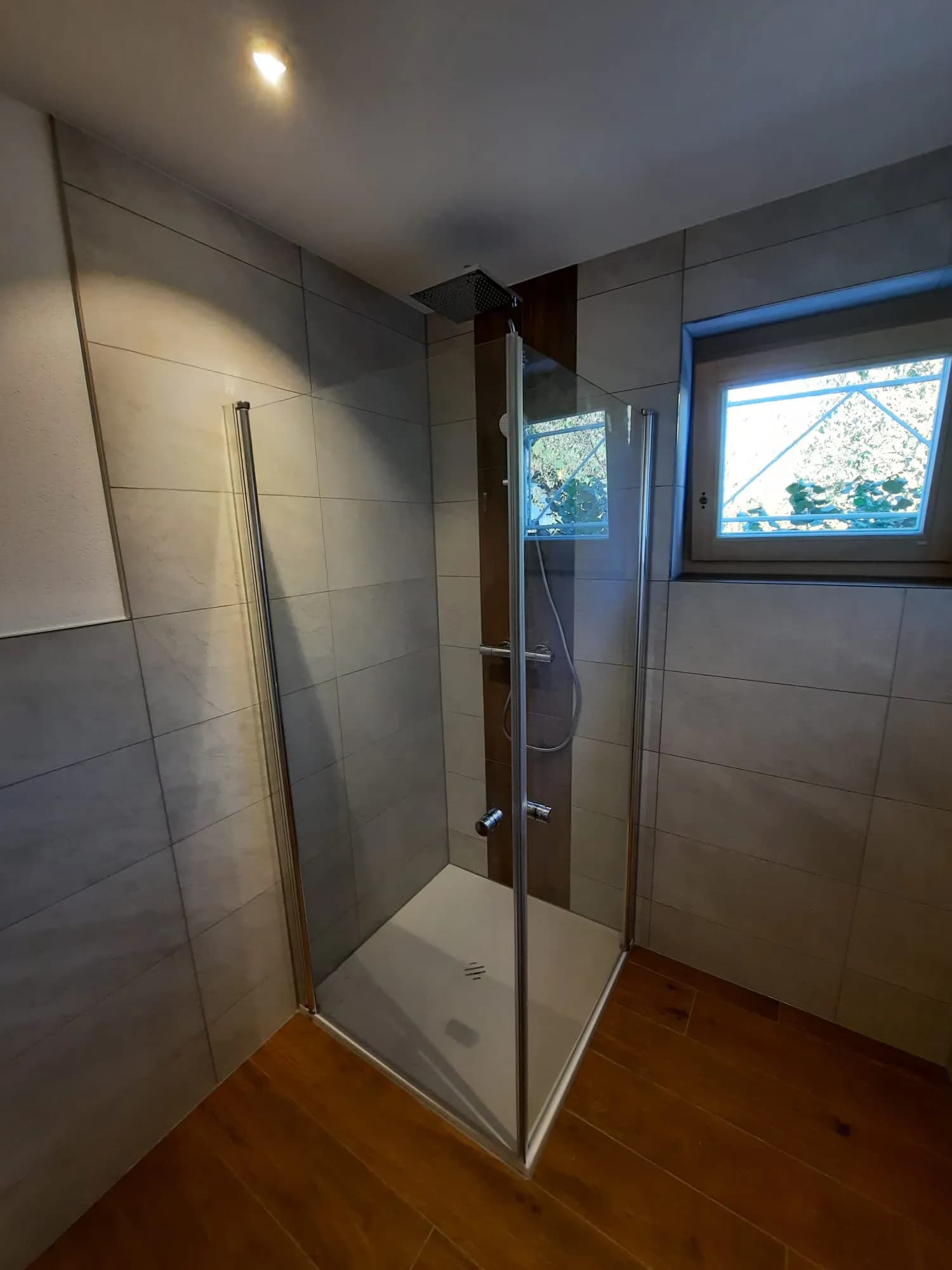 Modernes Badezimmer mit eleganter Duschkabine und hochwertigen Keramikfliesen 3