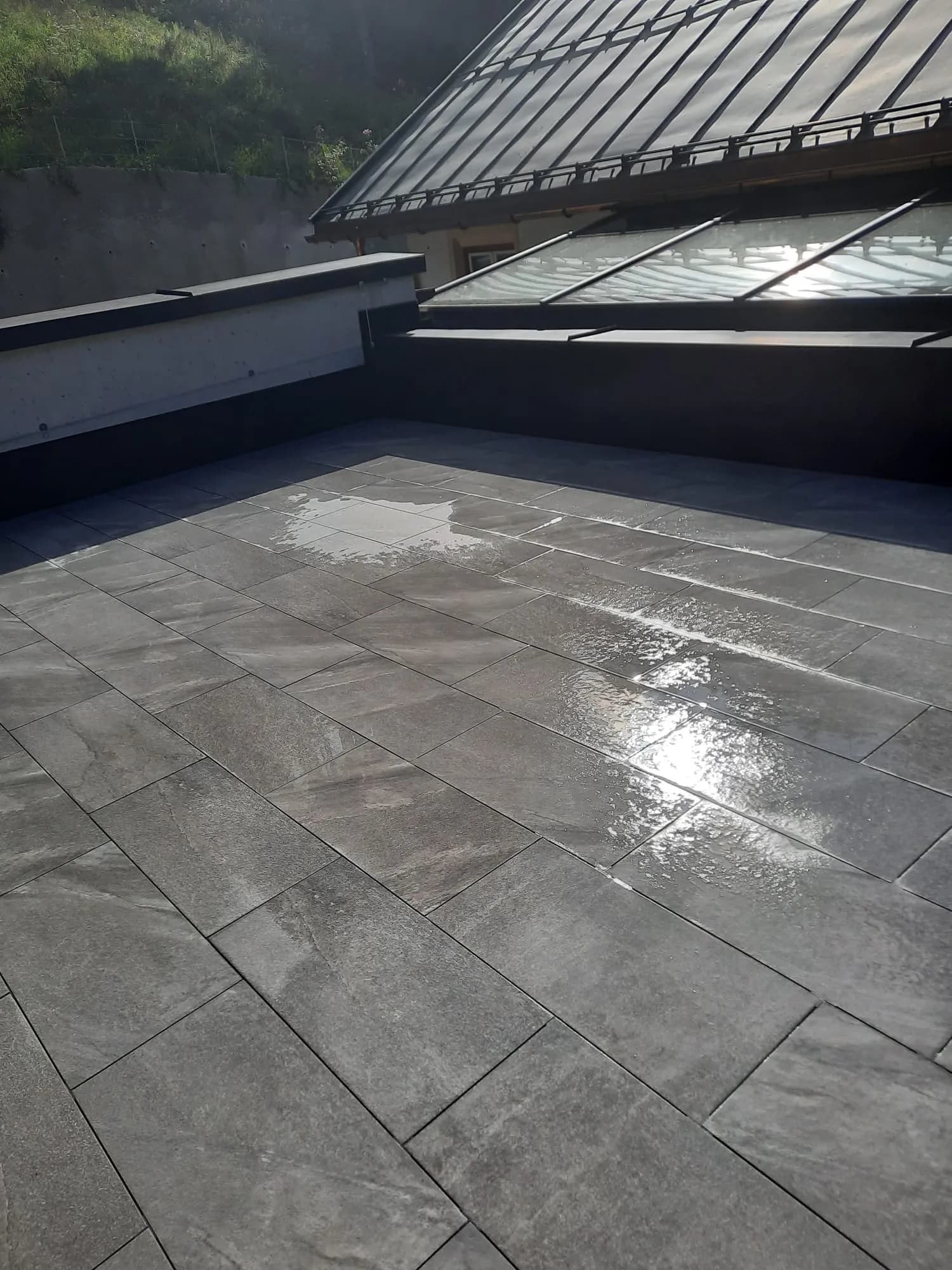 Exklusive Dachterrasse mit stilvollen Grau-Schieferfliesen und Panoramablick 3