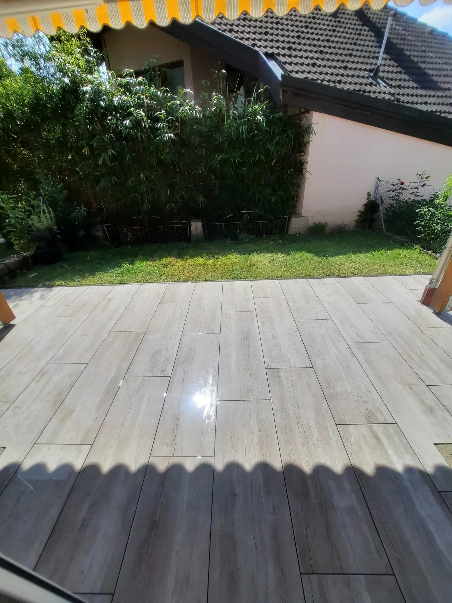 Harmonische Außenraumgestaltung mit Premium-Fliesen in Stein- und Holzoptik 3